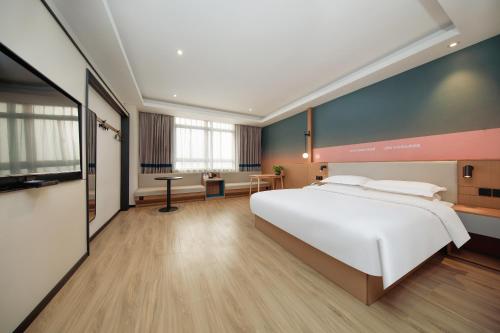 Katil atau katil-katil dalam bilik di Urbain Hotel Guanyun County Government Branch