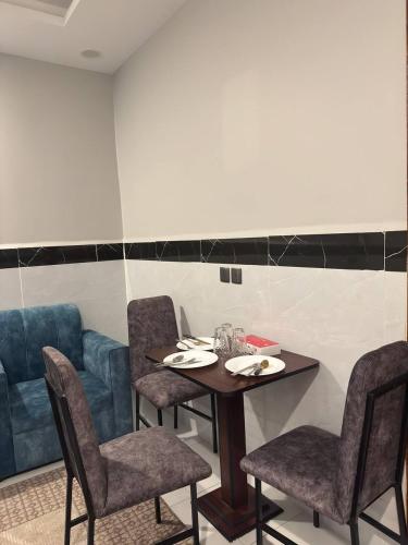 a dining room with a table and chairs at سحاب الأندلس للشقق المخدومة 2 أملج Sahab Al Andalus for Served Apartments in Umm Lujj