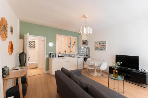 un salon avec un canapé et une cuisine dans l'établissement Colmar City Center - Modern Studio COCOON - BookingAlsace, à Colmar