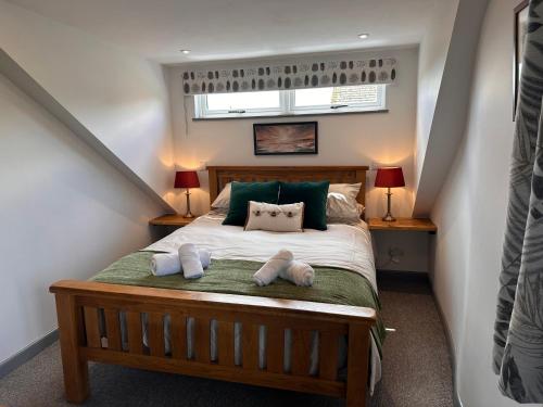 ein Schlafzimmer mit einem Bett mit zwei Handtüchern darauf in der Unterkunft Charming cosy cottage near the Lake District in Penrith