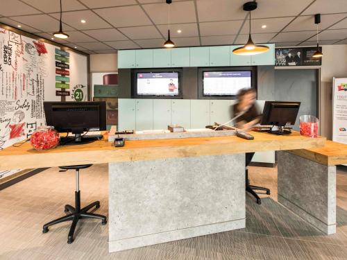 TV a/nebo společenská místnost v ubytování Hotel ibis Rennes Centre Gare Sud
