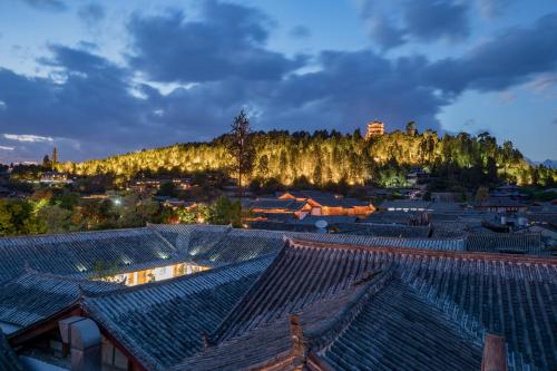 Kolam renang di atau dekat dengan Floral Qinyuan Light Luxury Inn Lijiang Ancient Town Flagship Store-花筑沁园轻奢客栈丽江古城店