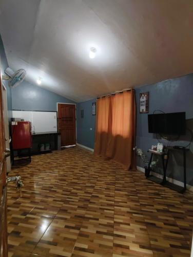an empty living room with a wooden floor at River Ranch Resort in Tupi