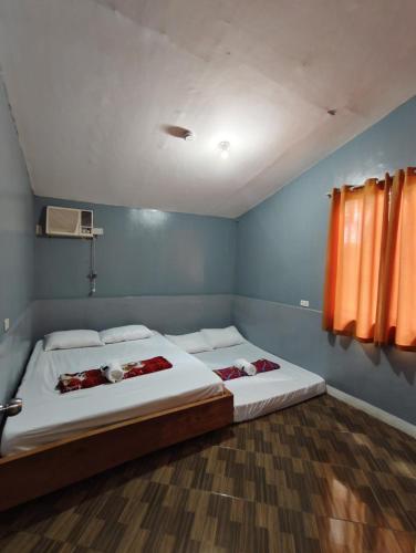a bedroom with two beds and an orange window at River Ranch Resort in Tupi