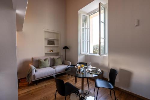 En eller flere senge i et værelse på Villa Maderni Breathtaking - by MyHomeInComo