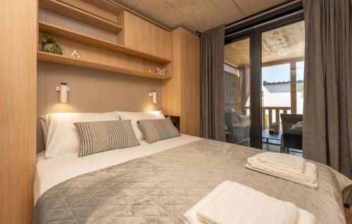 Ένα ή περισσότερα κρεβάτια σε δωμάτιο στο High standard mobile home "Enjoy by Beach" - Pakoštane, beach Janice