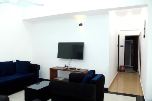 Μια τηλεόραση ή/και κέντρο ψυχαγωγίας στο Golden Residencies - Colombo - 3 Bed Apartment