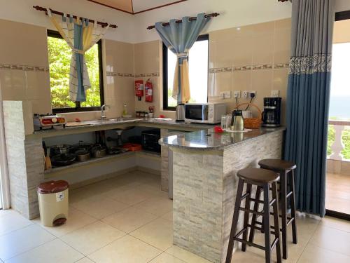 Η κουζίνα ή μικρή κουζίνα στο Les Elles Guesthouse Self Catering