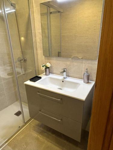 ein Badezimmer mit Waschbecken und Dusche in der Unterkunft Casa Santo António in Peso da Régua