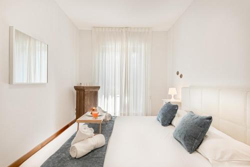 Ένα ή περισσότερα κρεβάτια σε δωμάτιο στο GOLDEN LUXE - Private Garden 3 Bedrooms and Parking