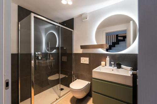 Et badeværelse på Villa Maderni Breathtaking - by MyHomeInComo