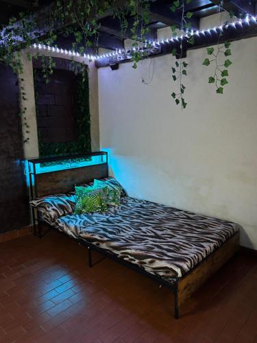 Una cama en una habitación con luces encendidas. en Oasi Del Desiderio, en Verona