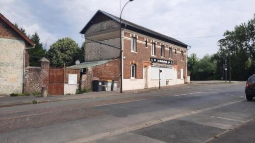 un vieux bâtiment en briques au bord d'une rue dans l'établissement Logement Omissy, 