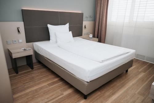 Postel nebo postele na pokoji v ubytování Feringapark Hotel Unterföhring