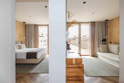 a bedroom with a bed and a living room at Upon Vila - Alcochete Hotel in Alcochete