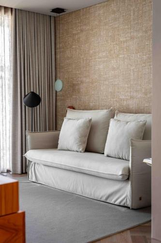 a living room with a couch with pillows at Upon Vila - Alcochete Hotel in Alcochete