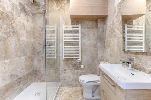 une salle de bain avec une douche, des toilettes et un lavabo dans l'établissement Nazareth Sentier II Charming 4P Apartment, à Paris