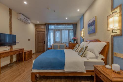 Televisyen dan/atau pusat hiburan di Floral Qinyuan Light Luxury Inn Lijiang Ancient Town Flagship Store-花筑沁园轻奢客栈丽江古城店