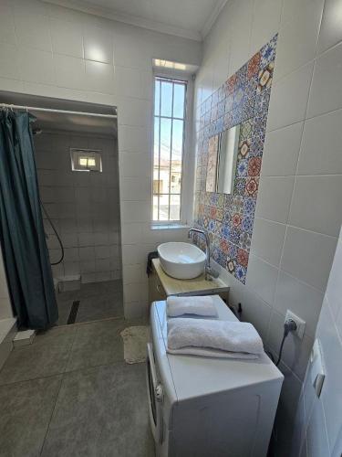 Bilik mandi di Shiraz Apartment