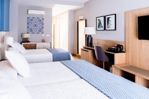 Postel nebo postele na pokoji v ubytování Hotel Puerta del Mar - Adults Recommended