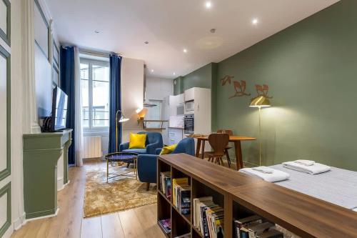 une cuisine et un salon avec une table et des chaises dans l'établissement Childebert - Furnished apartment - Downtown Lyon, à Lyon