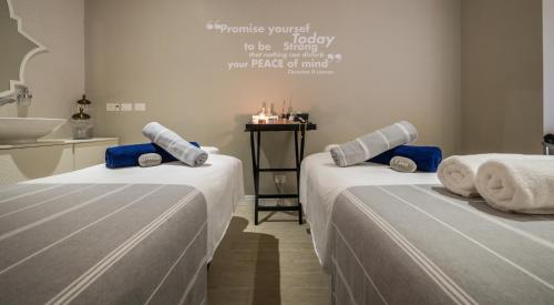 Postel nebo postele na pokoji v ubytování David Tower Hotel Netanya by Prima Hotels - 16 years Plus