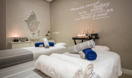 Postel nebo postele na pokoji v ubytování David Tower Hotel Netanya by Prima Hotels - 16 years Plus