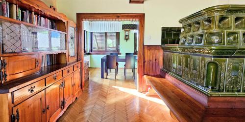 una stanza con un grande armadio in legno e una sala da pranzo di Vila Moka near Bled-Entire place with Garden Retreat a Lesce