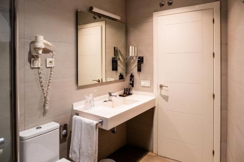 Koupelna v ubytování Hotel Puerta del Mar - Adults Recommended