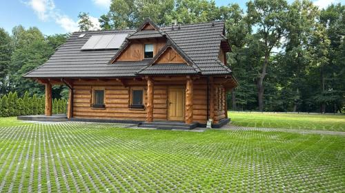 una baita con tetto solare su un prato di Stawowy Zakątek a Ruda Milicka