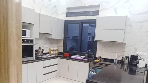 Η κουζίνα ή μικρή κουζίνα στο Dar El Oualidine belle villa familiale avec piscine privée sans vis a vis