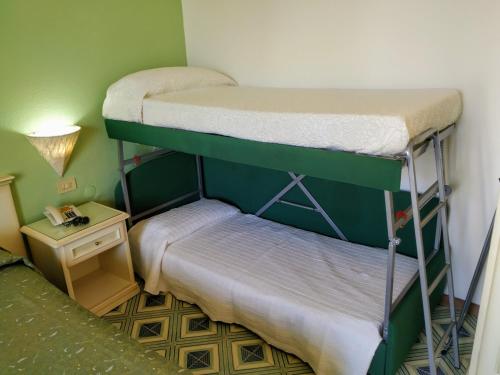 Postel nebo postele na pokoji v ubytování Hotel La Scogliera