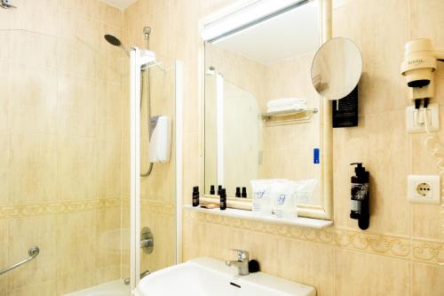 Koupelna v ubytování Hotel Puerta del Mar - Adults Recommended