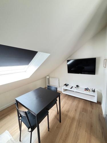 een woonkamer met een zwarte tafel en een tv bij Soh Rent Strasbourg Studio 3 Tv-Wifi Proche Gare in Straatsburg