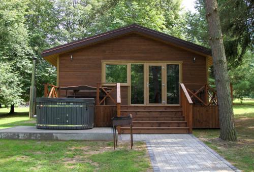 a small cabin in a park with a trash can at Hotel resort Sedula in Skogalis