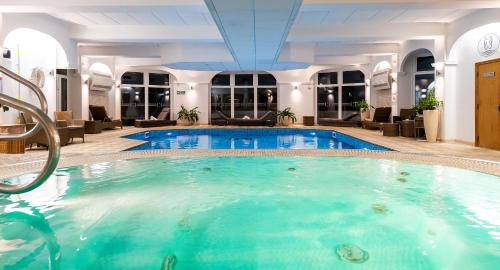 The Carlyon Bay Hotel and Spaの敷地内または近くにあるプール