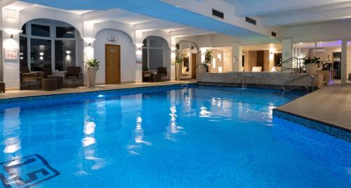 The Carlyon Bay Hotel and Spaの敷地内または近くにあるプール