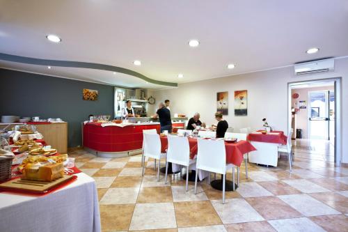 a restaurant with people sitting at tables at Hotel San Martino in Cassibile