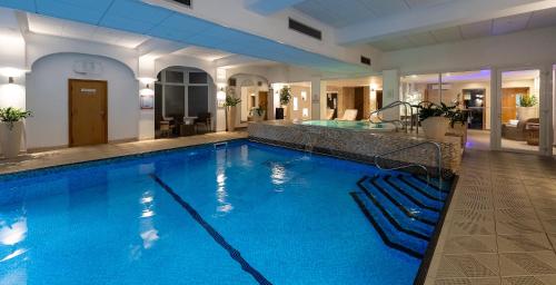 The Carlyon Bay Hotel and Spaの敷地内または近くにあるプール