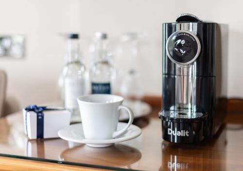 The Carlyon Bay Hotel and Spaにあるコーヒーまたはお茶