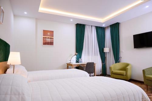 Ένα ή περισσότερα κρεβάτια σε δωμάτιο στο Garden Hills Hotel