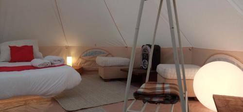 a bedroom with a bed with two teddy bears on it at Glamping La Maeta in Ruiloba