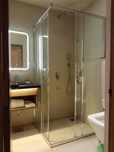 Un baño de Hotel Muthahalli Grand