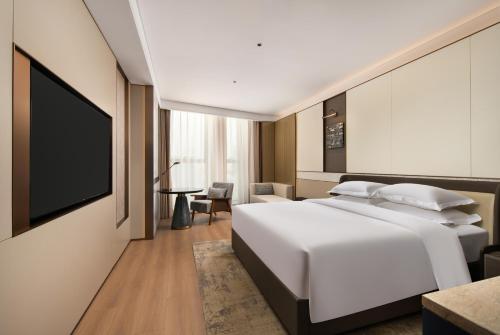Кровать или кровати в номере Wyndham Garden Urumqi Innovation Square