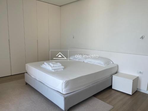 a large white bed in a white room at Green Coast 60b - by Ale Investa in Palasë