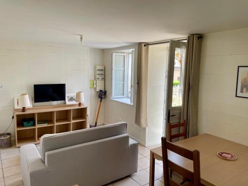 M2 Parking Wifi 1 à 3 pers 1 chambre, 1 lit de 180 ou 2 de 90, 1 canapé 120