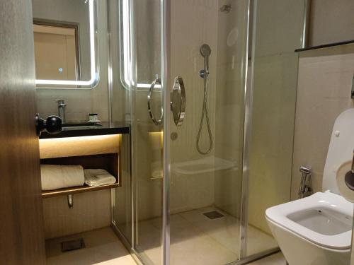 Un baño de Hotel Muthahalli Grand