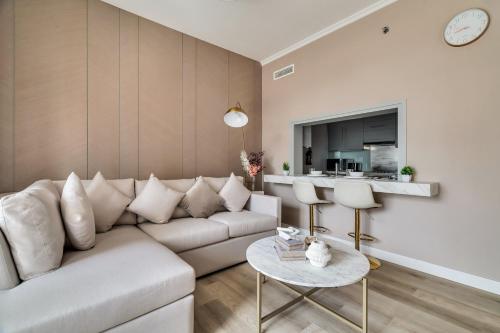 Prostor za sedenje u objektu Exec 1Bed with Balcony&Pool, 10mins to Downtown