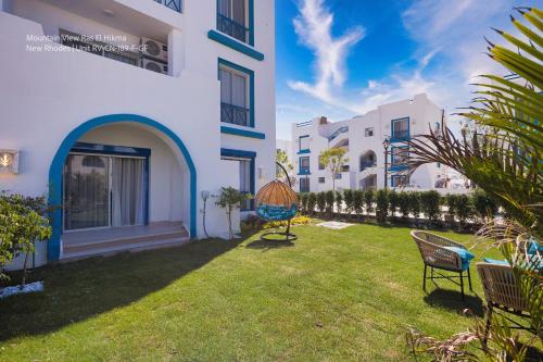 a yard in the courtyard of a building at Mountain View Luxury Garden Chalet - North Coast in Ras Elhekma