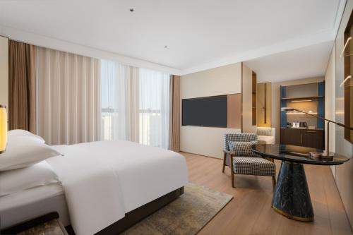 Кровать или кровати в номере Wyndham Garden Urumqi Innovation Square